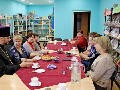 В Пойковской  библиотеке «Наследие» состоялась встреча настоятеля Прихода храма Святой Троицы с родственниками мобилизованных