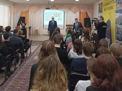 В Покачах партийцы поздравили студентов с праздником