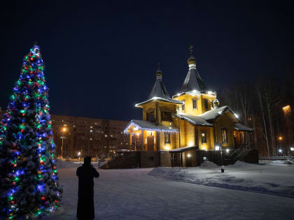 В канун праздника Обрезания Господня митрополит Ханты-Мансийский и Сургутский Павел совершил всенощное бдение в храме в честь благоверного князя Александра Невского г. Нижневартовс