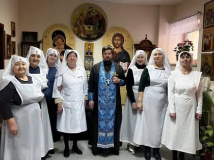 Священник и сестры милосердия совершили молебен о болящих в Окружной клинической больнице