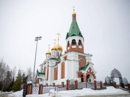 В канун Вербного воскресенья митрополит Ханты-Мансийский и Сургутский Павел совершил всенощное бдение в храме в честь Святой Троицы г.п. Пойковский Нефтеюганского района