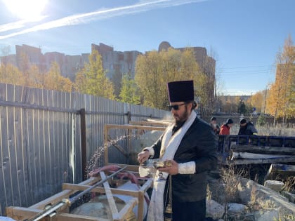 На храм в честь свт. Луки (Войно-Ясенецкого) города Нефтеюганска установили купола и Кресты