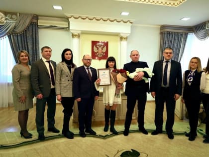 В Югорске партийцы поздравили семью первого новорожденного