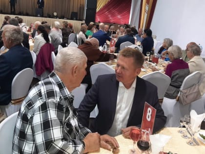 Денис Свиридов принял участие в праздничном концерте для ветеранов-нефтяников