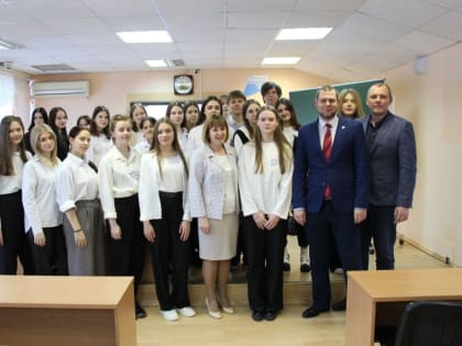 Александр Деменко пообщался с учащимися муниципального класса 5й школы