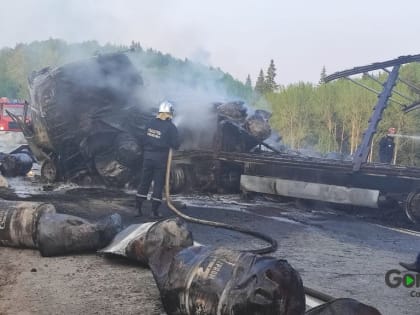 На трассе в Югре столкнулись две фуры и загорелись, один человек погиб