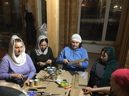 Волонтёры  общества трезвости «Здравие» г. Нефтеюганска готовят свечи для отправки в зону боевых действий