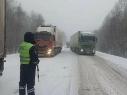 В Сургутском районе из-за снегопадов могут ограничить движение на трассах