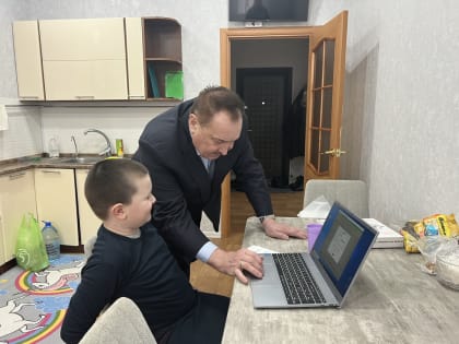 Сергей Великий вручил ноутбук юному жителю Нижневартовска