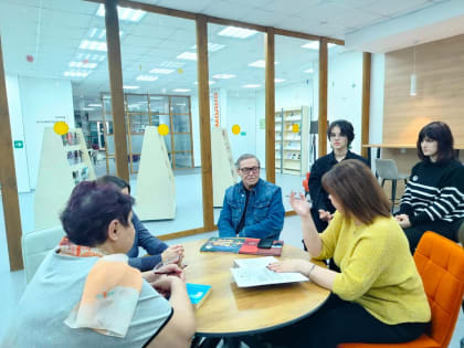 Еремей Айпин в ходе рабочей поездки встретился с избирателями в библиотеке города Покачи