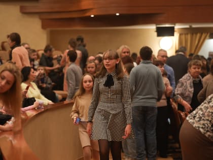 Митрополит Ханты-Мансийский и Сургутский Павел посетил Рождественский спектакль «Свет миру»