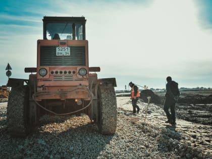 У поселковой школы в Сургутском районе строят новую дорогу и тротуар