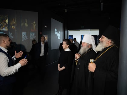 Митрополит Ханты-Мансийский и Сургутский Павел и губернатор Югры Наталья Комарова и посетили выставку «Украина. На переломах эпох»