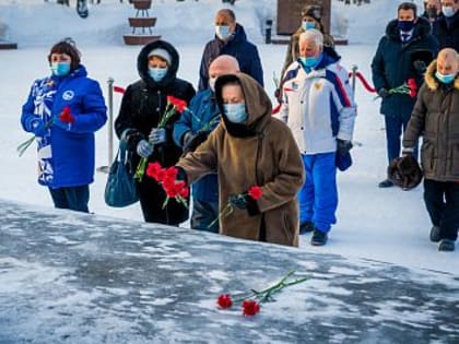 Губернатор Югры возложила цветы к мемориалу Славы в парке Победы Ханты-Мансийска