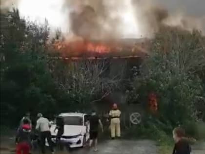 Горящий под Сургутом дом тушили 36 огнеборцев