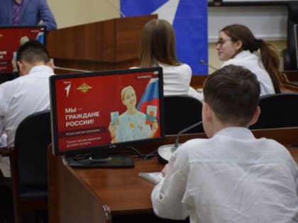 Юным югорчанам торжественно вручили паспорта
