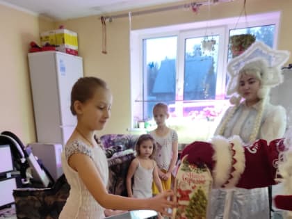 Прихожане храма в честь свт.Луки г. Сургута поздравили с Рождеством многодетную семью