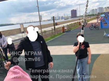 На новом участке набережной Нижневартовска произошел инцидент – ребенок, получив удар слетевшей качелей, потерял сознание