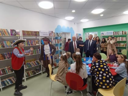 Борис Хохряков поздравил коллектив детской библиотеки Белоярского с открытием