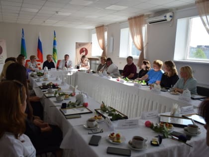 7 школьникам Югорска вручили медали за особые успехи в обучении