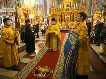 В Неделю сыропустную митрополит Ханты-Мансийский и Сургутский Павел совершил Божественную литургию в Воскресенском кафедральном соборе г. Ханты-Мансийска