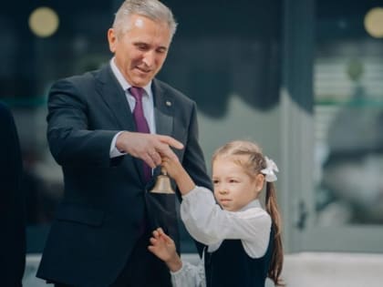 Александр Моор принял участие в церемонии открытия новых школ