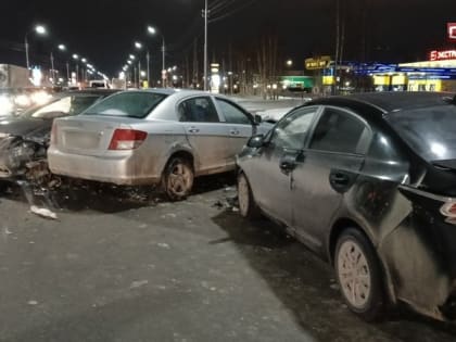 Массовая авария на Нефтеюганском шоссе в Сургуте: пострадали трое. ФОТО