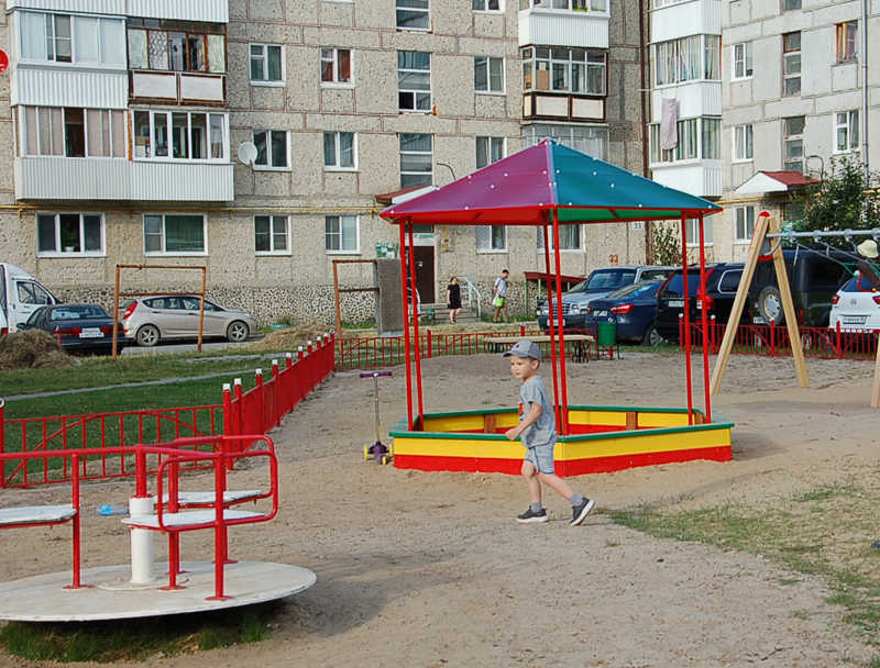 Новый двор. Площадка во дворе. Детская площадка во дворе. Современная игровая площадка. Качели во дворе.