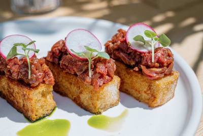 Tartare de vită pe pain perdu