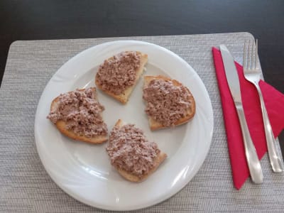 Bruschete cu ton, usturoi