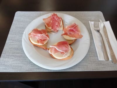 Bruschete cu mozzarella și jambon
