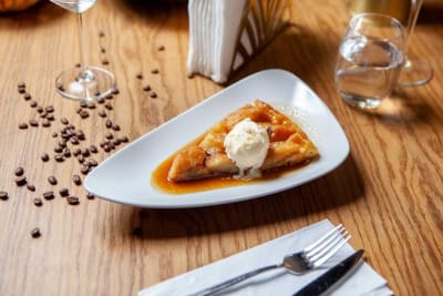 Tarte cu mere cu înghețată de caramel sărat