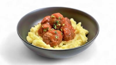 Chifteluţe marinate în sos de roşii cu piure de cartofi