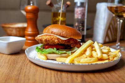 Meniu Spicy chicken Milanese Burger ( Preparat picant )