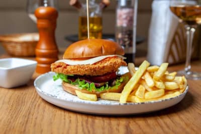 Meniu Burger cu schnitzel de pui