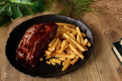Scăriță de porc gătită lent în sos barbeque