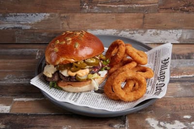 Spicy Roast Burger + Cartofi Prajiti.