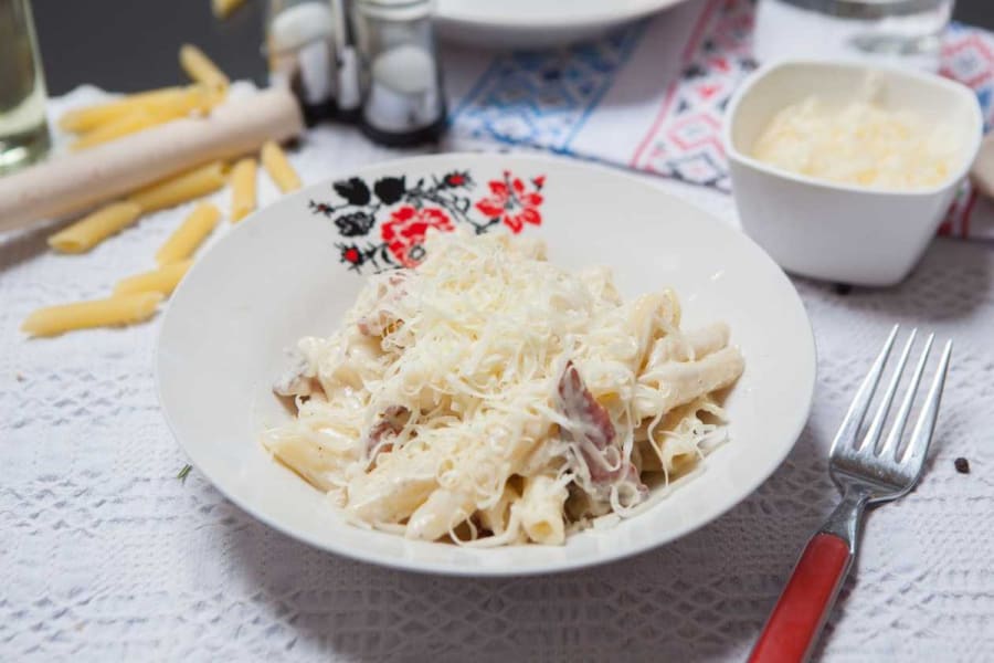 Paste cu brânză şi bacon