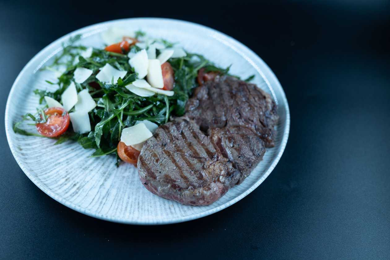 Antricot de Vită cu Salată de Rucola și Parmezan