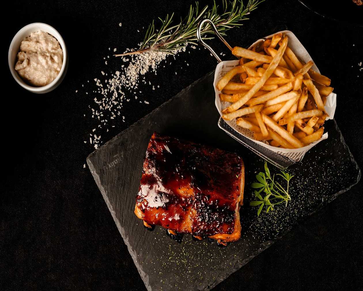 Costiță de Porc cu Sos Barbeque și Cartofi Prăjiți