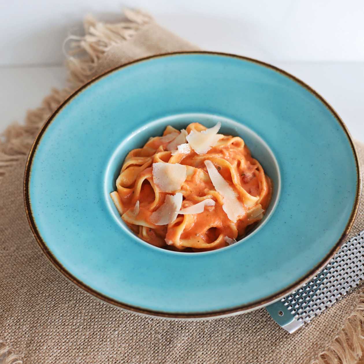 Tagliatelle creamy tomato & bacon