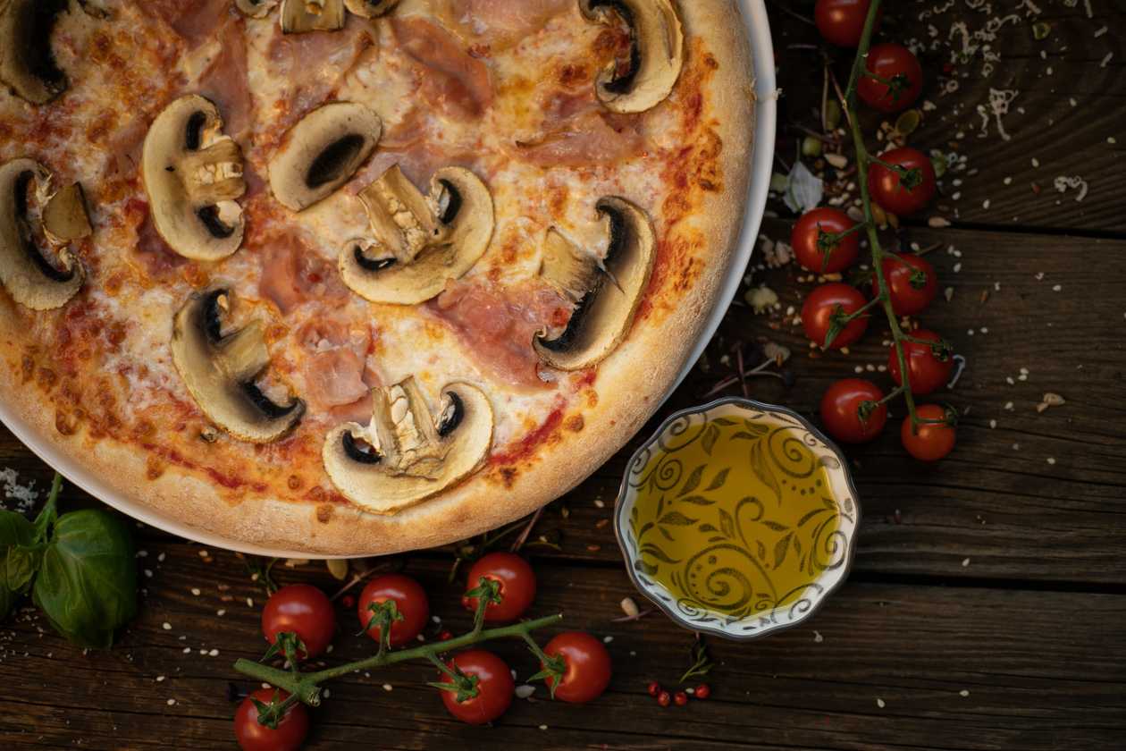 Pizza prosciutto cotto e funghi