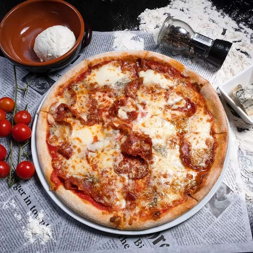 Pizza Quattro Formaggi si Salam Picant