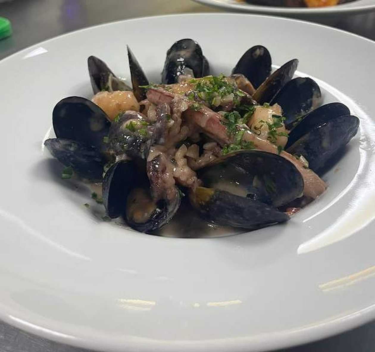 Fructe de Mare cu Sos de Vin Alb