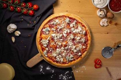 Pizza Quattro Formaggi Salami