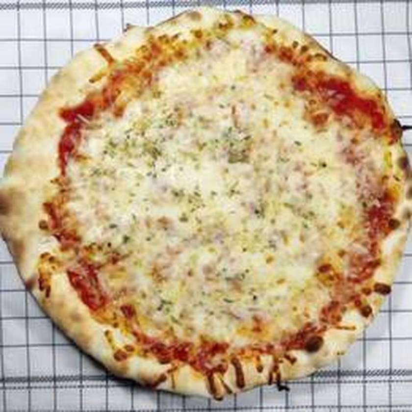 Pizza Quattro Formaggi Ø 32cm + 1 Gratis + 2 Clatite Ciocolata Gratis