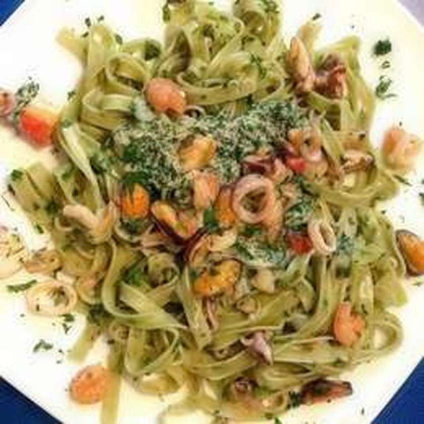 Spaghete Pesto con Frutti di Mare