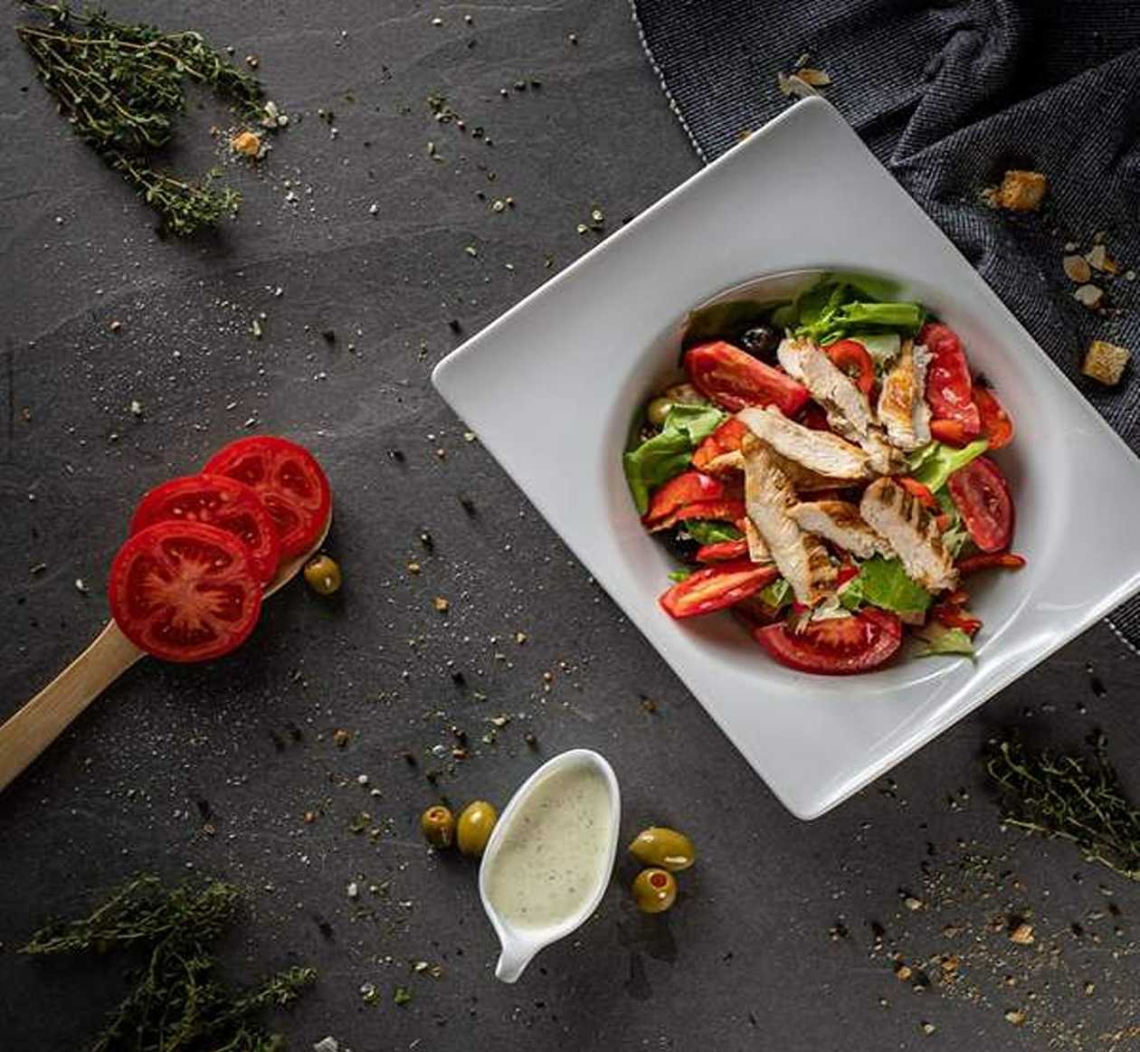 Salata cu Pui si Sos de Iaurt