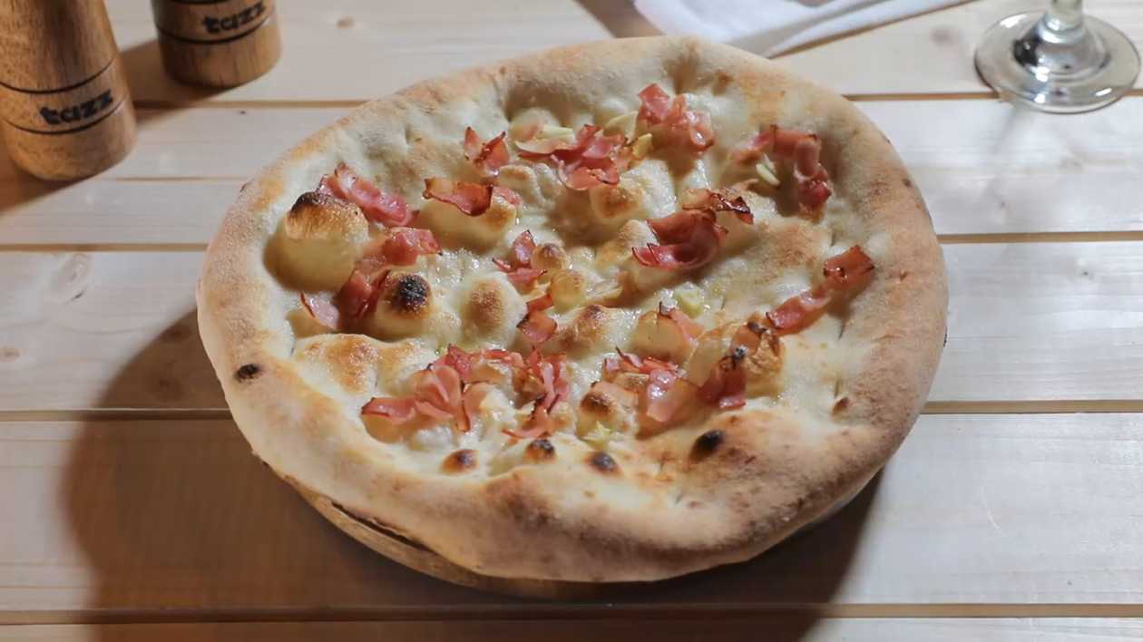 FOCCACIA CU BACON SI USTUROI
