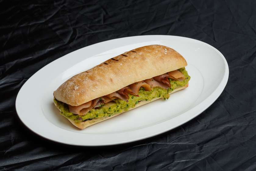 SANDWICH CU SOMON AFUMAT SI SMASH AVOCADO